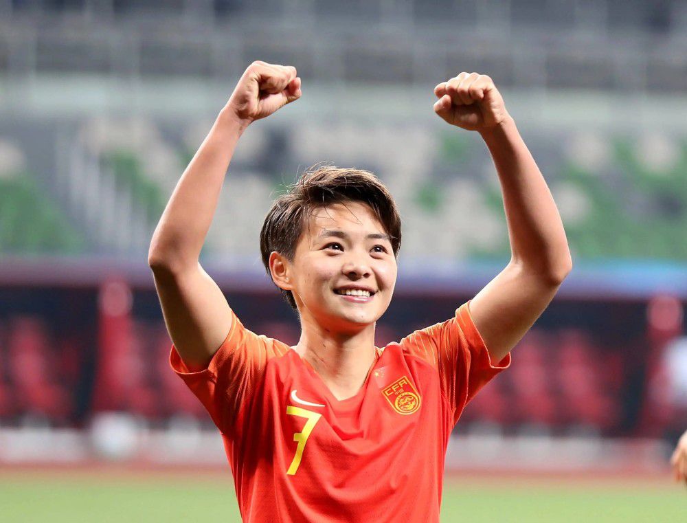 由索尼哥伦比亚影片公司与雄鹰影业联合出品的真人动画电影《鳄鱼莱莱》 今日发布定档预告及海报，宣布中国内地正式定档4月15日，轻松治愈，欢乐上映！影片改编自美国著名童书作家伯纳德·韦伯风靡全球的同名系列原创绘本，讲述了独有音乐天赋的鳄鱼莱莱，与初来乍到纽约的普利姆一家意外相遇